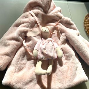 Lapin House faux fur coat with cute backpack. Size 4/5, 105cm